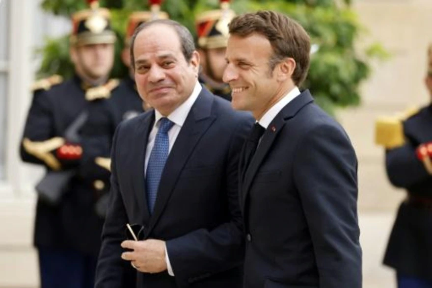 بحثا العلاقات الأمنية والدفاعية.. الرئيس المصري يلتقي الرئيس الفرنسي في باريس