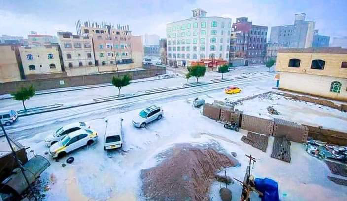 فيما مدن العالم تشكو ارتفاع الحرارة.. صنعاء تكتسي بالثلوج في عز الصيف