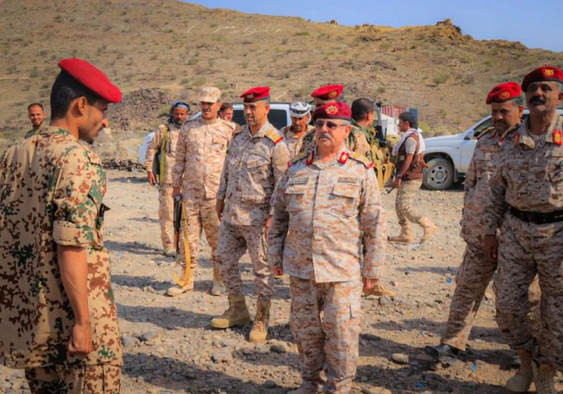 قيادات من وزارة الدفاع تتفقد مواقع الجيش بمحافظة لحج