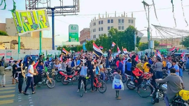 اليمنيون يردون على إهانة الحوثيين للعلم.. مئات المواطنين يتظاهرون في العاصمة صنعاء