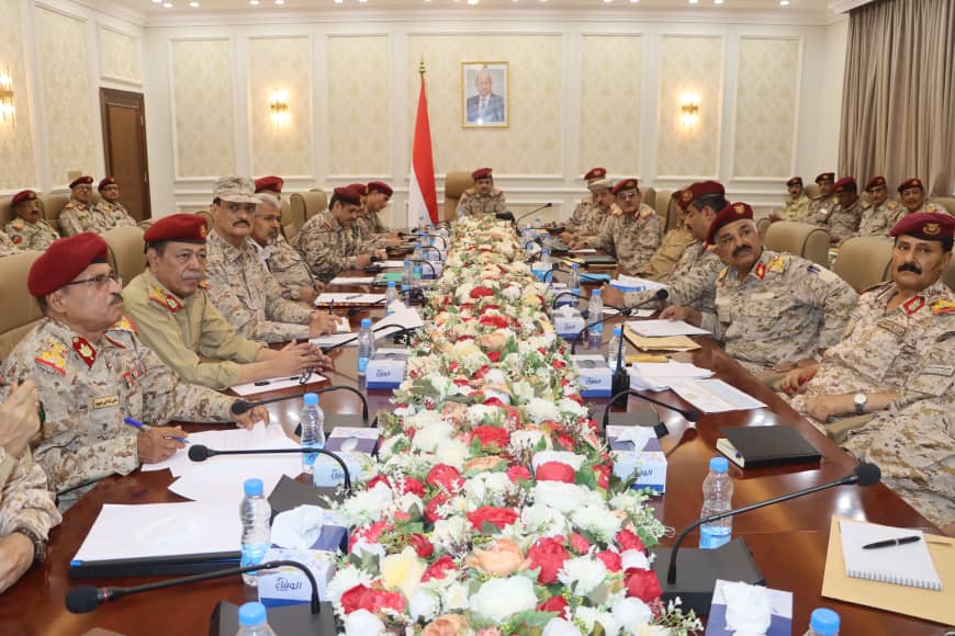 وزير الدفاع يترأس اجتماعاً لقيادة الوزارة بالعاصمة المؤقتة عدن